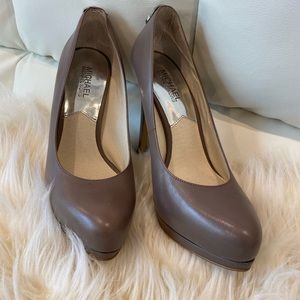 Michael Kors Antoinette Pumps in Taupe